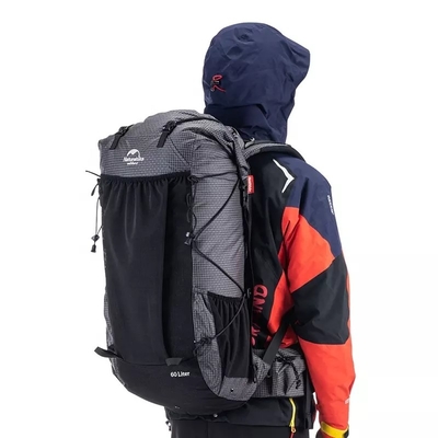 Trouxa de caminhada impermeável preta do ODM trouxa de um alpinismo de 65 litros exterior