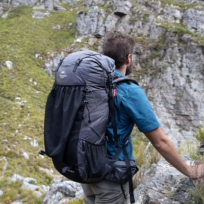 Trouxa de caminhada impermeável preta do ODM trouxa de um alpinismo de 65 litros exterior